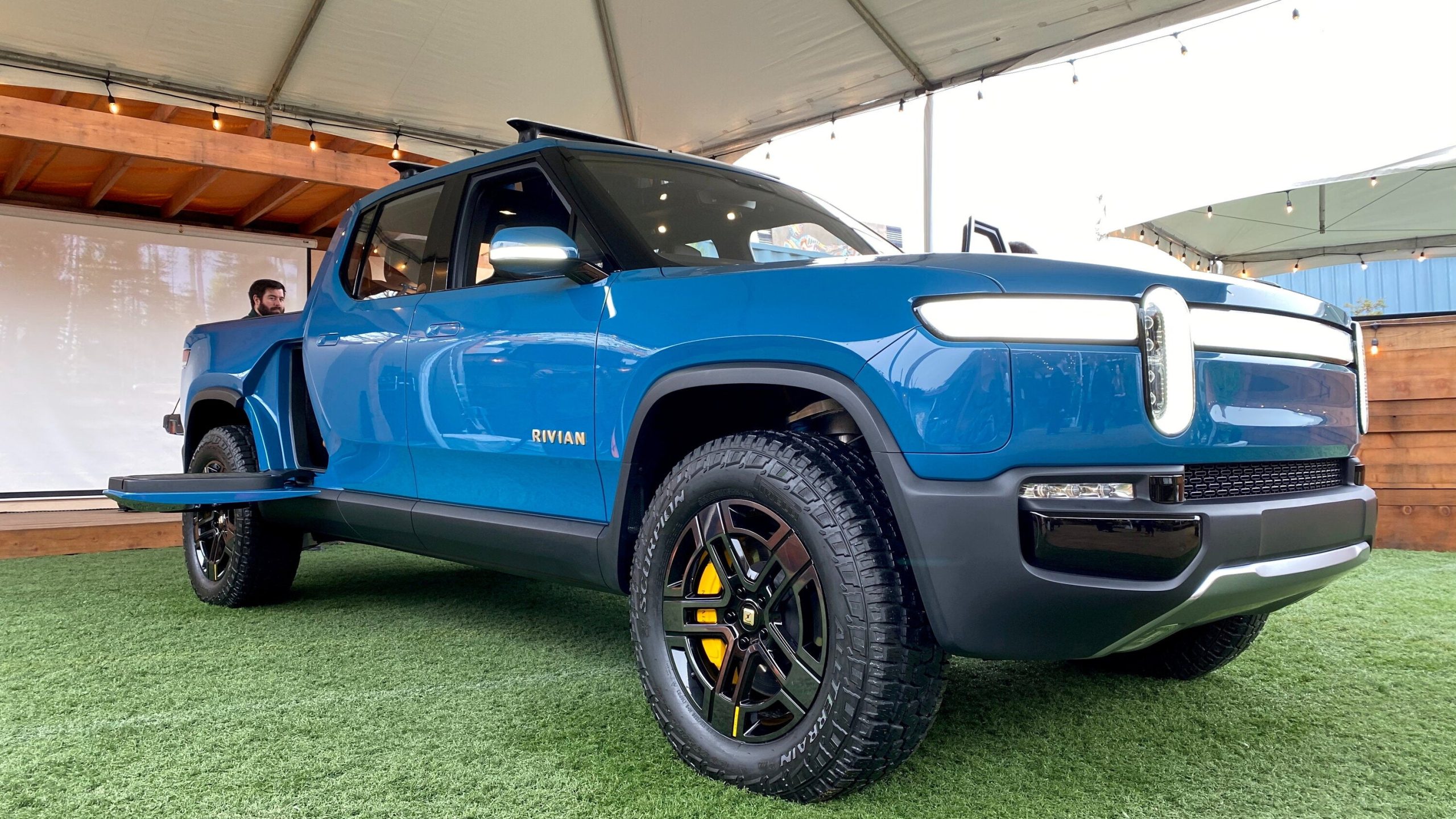 Rivian Rivian r1t electric pick utes unveiled foldable vertrouwen elektrische krijgt invests 500m settingmind sjw rt1 carbuzz caradvice bestelauto